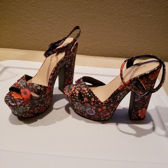 Bamboo Floral Platform - Picture 3 of 3